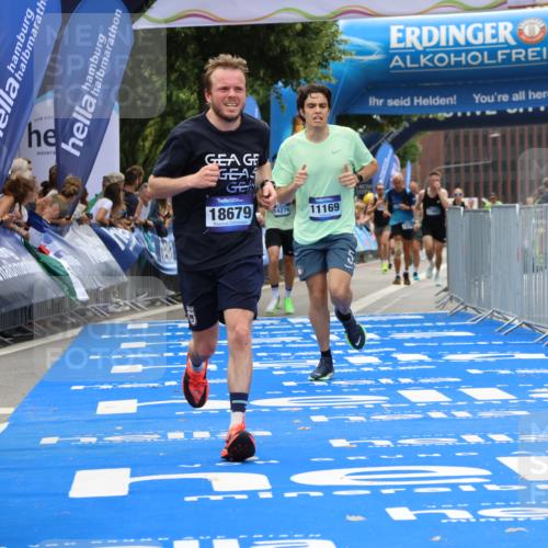 29.06.2025 - hella hamburg halbmarathon Strokosch-Dieckow http://msf.ph/oto/8340654 29.06.2025 10:32:58 Ziel 4463, 4749, 6358, 10453, 11169, 12290, 17802, 18679, 19059 meine-sportfotos.de