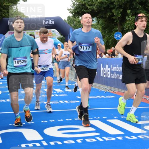 29.06.2025 - hella hamburg halbmarathon Strokosch-Dieckow http://msf.ph/oto/8340669 29.06.2025 10:53:47 Ziel 1422, 1706, 1870, 2082, 2518, 5399, 5607, 6260, 6877, 7177, 7395, 7973, 8285, 8335, 9922, 10529, 10891, 10895, 11588, 11589, 12413, 14026, 14702, 14818, 15441, 15502, 16477, 16538, 17482, 17740, 18249, 18418, 18487, 18514, 18759, 18831, 18915, 19177 meine-sportfotos.de
