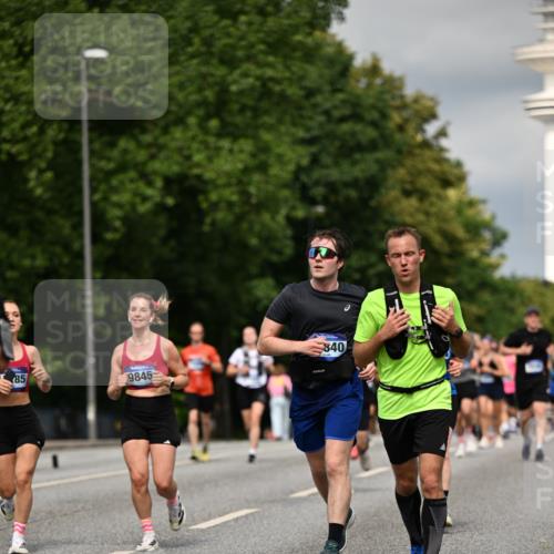 29.06.2025 - hella hamburg halbmarathon Dr. Thomas Lammeyer http://msf.ph/oto/8340680 29.06.2025 10:18:06 Kennedybrücke 1406, 1747, 2990, 3939, 4032, 4962, 5546, 5670, 5719, 6028, 6083, 6089, 7209, 7802, 7840, 7991, 8001, 8147, 8409, 9141, 9845, 9886, 11355 meine-sportfotos.de