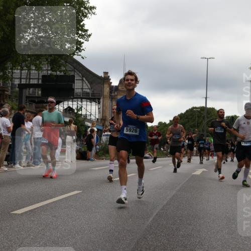 29.06.2025 - hella hamburg halbmarathon Yannick Fuchs http://msf.ph/oto/8340699 29.06.2025 10:52:11 20KM 1319, 1595, 1833, 2250, 2488, 2656, 2840, 2907, 3251, 3859, 4319, 4502, 4550, 4632, 4708, 4767, 5277, 5341, 5926, 6104, 6138, 6147, 6592, 6595, 7082, 7138, 7189, 7856, 8322, 8585, 9230, 9316, 10020, 10319, 10703, 10788, 11394, 11645, 11846, 12378, 12495, 12585, 12879, 13287, 13512, 13694, 13816, 13880, 14266, 14571, 15197, 15434, 15527, 16189, 16531, 17405, 17415, 17531, 17827, 18068, 18180, 18492, 18501, 18587, 18727, 18891 meine-sportfotos.de