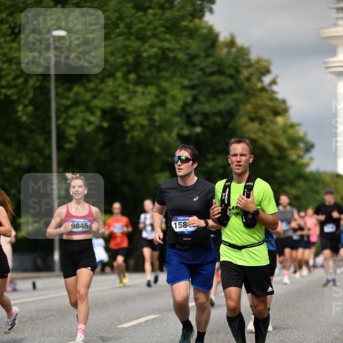 29.06.2025 - hella hamburg halbmarathon Dr. Thomas Lammeyer http://msf.ph/oto/8340701 29.06.2025 10:18:06 Kennedybrücke 1406, 1747, 2990, 3939, 4032, 4962, 5546, 5670, 5719, 6028, 6083, 6089, 7209, 7802, 7840, 7991, 8001, 8147, 8409, 9141, 9845, 9886, 11355 meine-sportfotos.de