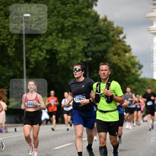 29.06.2025 - hella hamburg halbmarathon Dr. Thomas Lammeyer http://msf.ph/oto/8340718 29.06.2025 10:18:07 Kennedybrücke 1406, 1747, 2990, 3154, 3939, 4962, 5546, 5670, 5719, 6028, 6083, 6089, 7209, 7802, 7840, 7991, 8001, 8147, 8409, 9141, 9845, 9886, 11355 meine-sportfotos.de