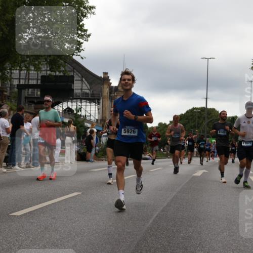 29.06.2025 - hella hamburg halbmarathon Yannick Fuchs http://msf.ph/oto/8340729 29.06.2025 10:52:11 20KM 1319, 1595, 1833, 2250, 2488, 2656, 2840, 2907, 3251, 3859, 4319, 4502, 4550, 4632, 4708, 4767, 5277, 5341, 5926, 6104, 6138, 6147, 6592, 6595, 7082, 7138, 7189, 7856, 8322, 8585, 9230, 9316, 10020, 10319, 10703, 10788, 11394, 11645, 11846, 12378, 12495, 12585, 12879, 13287, 13512, 13694, 13816, 13880, 14266, 14571, 15197, 15434, 15527, 16189, 16531, 17405, 17415, 17531, 17827, 18068, 18180, 18492, 18501, 18587, 18727, 18891 meine-sportfotos.de