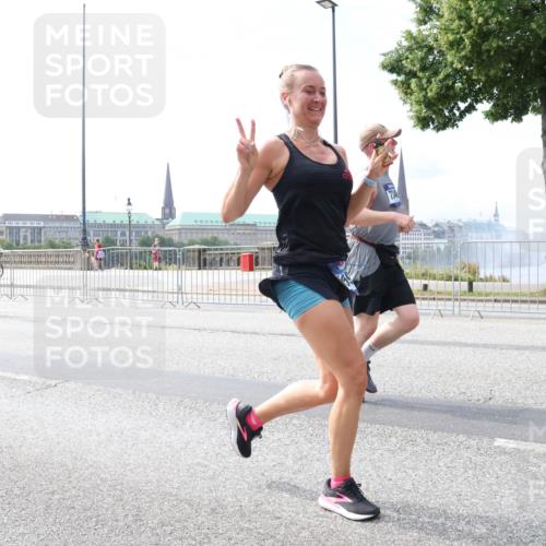 29.06.2025 - hella hamburg halbmarathon Lena Gebhardt http://msf.ph/oto/8340753 29.06.2025 10:13:26 Lombardsbrücke 734, 1007, 1747, 1859, 2055, 2721, 2904, 2961, 2987, 3218, 3360, 3728, 3729, 4187, 4795, 4950, 5232, 5546, 6026, 6489, 6717, 6724, 7346, 7446, 7447, 7460, 7873, 7913, 8279, 8398, 8405, 8913, 9128, 9141, 9527, 9612, 10977, 12313, 12492, 12797, 12928, 12929, 13331, 13928, 14404, 15663, 15922, 16030, 16255, 16437, 16491, 17472, 17474, 17699, 17988, 18048, 18222, 18231, 18320, 18732 meine-sportfotos.de