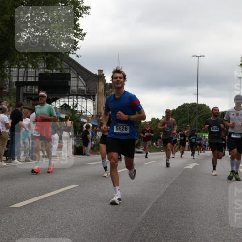 29.06.2025 - hella hamburg halbmarathon Yannick Fuchs http://msf.ph/oto/8340767 29.06.2025 10:52:11 20KM 1319, 1595, 1833, 2250, 2488, 2656, 2840, 2907, 3251, 3859, 4319, 4502, 4550, 4632, 4708, 4767, 5277, 5341, 5926, 6104, 6138, 6147, 6592, 6595, 7082, 7138, 7189, 7856, 8322, 8585, 9230, 9316, 10020, 10319, 10703, 10788, 11394, 11645, 11846, 12378, 12495, 12585, 12879, 13287, 13512, 13694, 13816, 13880, 14266, 14571, 15197, 15434, 15527, 16189, 16531, 17405, 17415, 17531, 17827, 18068, 18180, 18492, 18501, 18587, 18727, 18891 meine-sportfotos.de
