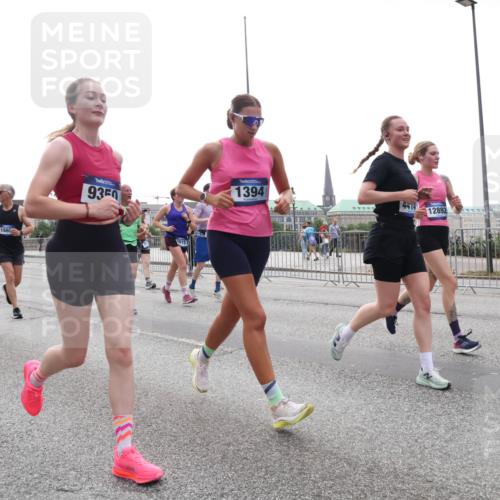 29.06.2025 - hella hamburg halbmarathon Lena Gebhardt http://msf.ph/oto/8340800 29.06.2025 10:38:15 Lombardsbrücke 7552, 1665, 9350, 1394, 4414, 12892, 1196, 1394, 1457, 1578, 1596, 1721, 1742, 1791, 1799, 1901, 1966, 1985, 2113, 2151, 2498, 2786, 3010, 3094, 3095, 3242, 3246, 3286, 3338, 3635, 3636, 3716, 3777, 3841, 3880, 4139, 4155, 4159, 4414, 4883, 4921, 5085, 5089, 5139, 5155, 5300, 5617, 5684, 5713, 5735, 6199, 6200, 6362, 6697, 6751, 6930, 7117, 7118, 7165, 7244, 7371, 7552, 7561, 7629, 7692, 7696, 7868, 7914, 8985, 9288, 10159, 10836, 11087, 11543 meine-sportfotos.de