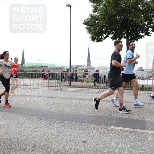 29.06.2025 - hella hamburg halbmarathon Lena Gebhardt http://msf.ph/oto/8340829 29.06.2025 10:47:43 Lombardsbrücke 8550, 1045, 1246, 1392, 1434, 1463, 1523, 1618, 1639, 1704, 1926, 2148, 2197, 2407, 2491, 2545, 2704, 2790, 2882, 2994, 3049, 3339, 4037, 4184, 4325, 4423, 4806, 4856, 4895, 4974, 4975, 5621, 5622, 5886, 5895, 6255, 6256, 6879, 6995, 7240, 7403, 7427, 7630, 7631, 7916, 7970, 8077, 8105, 8270, 8310, 8550, 8774, 8915, 8953, 9018, 9356, 9687, 9696, 9697, 10658, 10991, 11351, 11458, 11730, 11738, 11802, 11909, 12431 meine-sportfotos.de