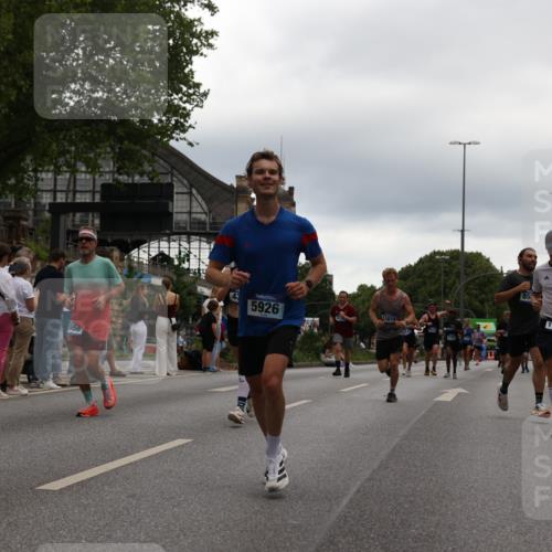 29.06.2025 - hella hamburg halbmarathon Yannick Fuchs http://msf.ph/oto/8340876 29.06.2025 10:52:11 20KM 1319, 1595, 1833, 2250, 2488, 2656, 2840, 2907, 3251, 3859, 4319, 4502, 4550, 4632, 4708, 4767, 5277, 5341, 5926, 6104, 6138, 6147, 6592, 6595, 7082, 7138, 7189, 7856, 8322, 8585, 9230, 9316, 10020, 10319, 10703, 10788, 11394, 11645, 11846, 12378, 12495, 12585, 12879, 13287, 13512, 13694, 13816, 13880, 14266, 14571, 15197, 15434, 15527, 16189, 16531, 17405, 17415, 17531, 17827, 18068, 18180, 18492, 18501, 18587, 18727, 18891 meine-sportfotos.de