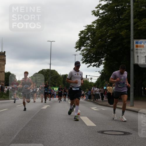 29.06.2025 - hella hamburg halbmarathon Yannick Fuchs http://msf.ph/oto/8340888 29.06.2025 10:52:11 20KM 1319, 1595, 1833, 2250, 2488, 2656, 2840, 2907, 3251, 3859, 4319, 4502, 4550, 4632, 4708, 4767, 5277, 5341, 5926, 6104, 6138, 6147, 6592, 6595, 7082, 7138, 7189, 7856, 8322, 8585, 9230, 9316, 10020, 10319, 10703, 10788, 11394, 11645, 11846, 12378, 12495, 12585, 12879, 13287, 13512, 13694, 13816, 13880, 14266, 14571, 15197, 15434, 15527, 16189, 16531, 17405, 17415, 17531, 17827, 18068, 18180, 18492, 18501, 18587, 18727, 18891 meine-sportfotos.de