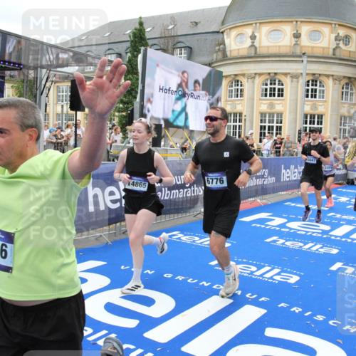 29.06.2025 - hella hamburg halbmarathon Michael Strokosch http://msf.ph/oto/8340992 29.06.2025 10:51:26 Ziel 1817, 2364, 2411, 2636, 2718, 2946, 4814, 5820, 6776, 8989, 9214, 9656, 10667, 11124, 11422, 12016, 13047, 13792, 14865, 14994, 15871, 15950, 16357, 18489 meine-sportfotos.de