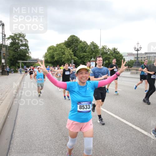 29.06.2025 - hella hamburg halbmarathon Jannik Wohlers http://msf.ph/oto/8341022 29.06.2025 10:55:40 Lombardsbrücke 1738, 1909, 2095, 2793, 3268, 4265, 4354, 4473, 4836, 5306, 5580, 5994, 6055, 6056, 6113, 6494, 6594, 6968, 7025, 7028, 7516, 7616, 8005, 8305, 8533, 9435, 9606, 9838, 10449, 10640, 10987, 11862, 11863, 12267, 12551, 13055, 13395, 13405, 13627, 14124, 14142, 14221, 14280, 14281, 14492, 15103, 15173, 15199, 15272, 15696, 15699, 15763, 15764, 16413, 16960, 17038, 17039, 18195, 18329, 18349, 19228 meine-sportfotos.de