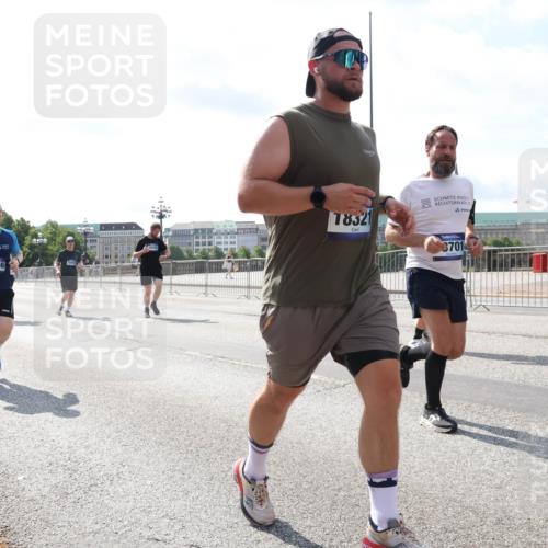 29.06.2025 - hella hamburg halbmarathon Lena Gebhardt http://msf.ph/oto/8341053 29.06.2025 10:00:41 Lombardsbrücke 11623, 0746, 18321, 3701, 61, 1019, 1180, 1526, 1544, 1568, 1583, 1611, 1681, 2027, 2086, 2236, 2346, 2426, 2474, 2606, 2652, 2730, 2982, 3042, 3059, 3141, 3177, 3319, 3400, 3740, 3794, 3861, 3983, 4419, 4579, 4594, 4616, 4708, 4767, 4813, 4940, 4945, 5033, 5418, 5643, 5728, 5870, 6082, 6084, 6104, 6138, 6147, 6220, 6260, 6443, 6470, 6714, 6757, 7757, 7759, 7761, 8255, 8326, 8478, 8632, 8923, 9124, 9553, 9555, 9577, 10074, 10271, 10599 meine-sportfotos.de