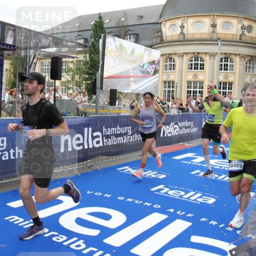 29.06.2025 - hella hamburg halbmarathon Michael Strokosch http://msf.ph/oto/8341197 29.06.2025 10:51:27 Ziel 2364, 2411, 2636, 2718, 2946, 4814, 5820, 6776, 8989, 9214, 9656, 11124, 11422, 13047, 13792, 14865, 14994, 15871, 15950, 16357, 17131, 18489 meine-sportfotos.de