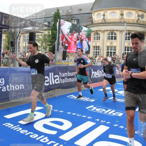 29.06.2025 - hella hamburg halbmarathon Michael Strokosch http://msf.ph/oto/8341307 29.06.2025 10:51:30 Ziel 1335, 2364, 2411, 2946, 5820, 7943, 8989, 9214, 9656, 11124, 11422, 13403, 13792, 15871, 15950, 16357, 17131, 18489 meine-sportfotos.de