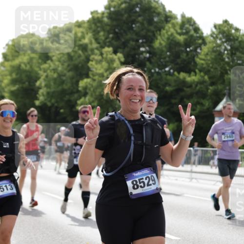 29.06.2025 - hella hamburg halbmarathon Jannik Wohlers http://msf.ph/oto/8341372 29.06.2025 10:42:16 Lombardsbrücke 1656, 1964, 1994, 2134, 2401, 2538, 2580, 2940, 2941, 3283, 3874, 4092, 4334, 4778, 5403, 5417, 6120, 6764, 7040, 7513, 8161, 8529, 8816, 10454, 10697, 11142, 12151, 12441, 13070, 13241, 13776, 14042, 14084, 14126, 14170, 14556, 14636, 14769, 15168, 15190, 15219, 15221, 15820, 15977, 16612, 16892 meine-sportfotos.de