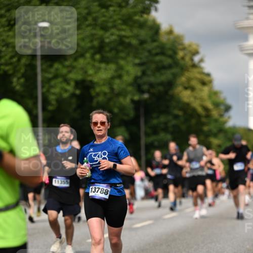29.06.2025 - hella hamburg halbmarathon Dr. Thomas Lammeyer http://msf.ph/oto/8341424 29.06.2025 10:18:09 Kennedybrücke 1406, 1747, 2990, 3154, 3728, 3756, 3939, 4962, 5546, 5670, 5719, 6028, 6083, 6089, 7209, 7802, 7840, 7991, 8001, 8147, 8409, 9141, 9845, 10610, 11355 meine-sportfotos.de