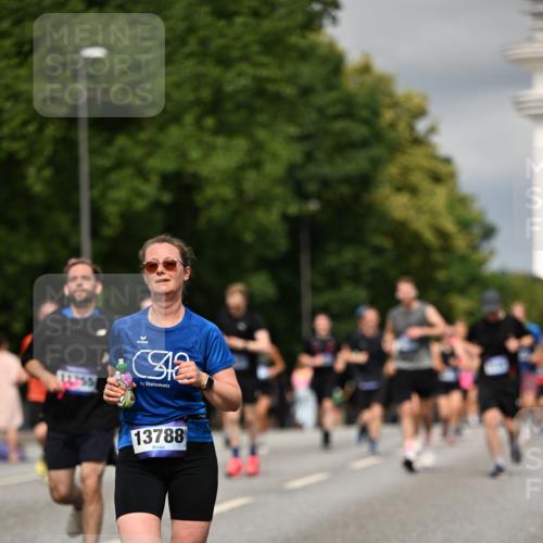 29.06.2025 - hella hamburg halbmarathon Dr. Thomas Lammeyer http://msf.ph/oto/8341489 29.06.2025 10:18:10 Kennedybrücke 1406, 2990, 3154, 3728, 3756, 3939, 4962, 5546, 5670, 5719, 6028, 6083, 6089, 7209, 7802, 7840, 7991, 8001, 8147, 8409, 9141, 9845, 10610, 11355 meine-sportfotos.de