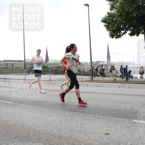 29.06.2025 - hella hamburg halbmarathon Lena Gebhardt http://msf.ph/oto/8341504 29.06.2025 10:47:44 Lombardsbrücke 1434, 882, 8550, 1045, 1246, 1392, 1434, 1463, 1523, 1618, 1639, 1704, 1926, 2148, 2163, 2197, 2407, 2491, 2545, 2704, 2790, 2882, 2994, 3049, 3339, 4037, 4325, 4423, 4806, 4856, 4895, 4974, 4975, 5621, 5622, 5886, 5895, 6255, 6256, 6995, 7240, 7403, 7427, 7630, 7631, 7916, 7970, 8077, 8105, 8270, 8310, 8550, 8774, 8915, 8953, 9018, 9356, 9687, 9696, 9697, 10658, 10777, 10991, 11351, 11458, 11730, 11738, 11802, 11909, 12431 meine-sportfotos.de