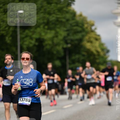 29.06.2025 - hella hamburg halbmarathon Dr. Thomas Lammeyer http://msf.ph/oto/8341589 29.06.2025 10:18:10 Kennedybrücke 1406, 2990, 3154, 3728, 3756, 3939, 4962, 5546, 5670, 5719, 6028, 6083, 6089, 7209, 7802, 7840, 7991, 8001, 8147, 8409, 9141, 9845, 10610, 11355 meine-sportfotos.de