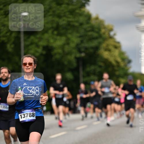 29.06.2025 - hella hamburg halbmarathon Dr. Thomas Lammeyer http://msf.ph/oto/8341721 29.06.2025 10:18:10 Kennedybrücke 1406, 2990, 3154, 3728, 3756, 3939, 4962, 5546, 5670, 5719, 6028, 6083, 6089, 7209, 7802, 7840, 7991, 8001, 8147, 8409, 9141, 9845, 10610, 11355 meine-sportfotos.de
