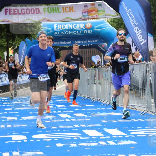 29.06.2025 - hella hamburg halbmarathon Strokosch-Dieckow http://msf.ph/oto/8341861 29.06.2025 10:32:49 Ziel 4463, 4749, 6358, 7965, 8062, 10453, 12290, 13686, 14028, 15054, 16425, 17151, 18687, 19059 meine-sportfotos.de