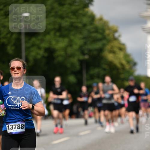 29.06.2025 - hella hamburg halbmarathon Dr. Thomas Lammeyer http://msf.ph/oto/8341940 29.06.2025 10:18:10 Kennedybrücke 1406, 2990, 3154, 3728, 3756, 3939, 4962, 5546, 5670, 5719, 6028, 6083, 6089, 7209, 7802, 7840, 7991, 8001, 8147, 8409, 9141, 9845, 10610, 11355 meine-sportfotos.de