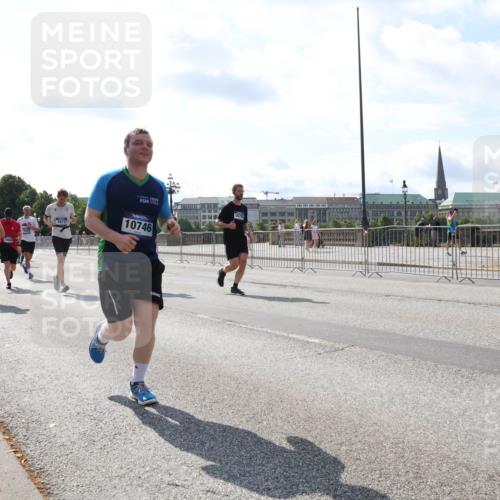 29.06.2025 - hella hamburg halbmarathon Lena Gebhardt http://msf.ph/oto/8341953 29.06.2025 10:00:42 Lombardsbrücke 18501, 11523, 18762, 1611, 10746, 1019, 1180, 1526, 1544, 1568, 1583, 1611, 1681, 2027, 2086, 2236, 2346, 2426, 2474, 2606, 2652, 2730, 2982, 3042, 3059, 3141, 3177, 3319, 3400, 3740, 3794, 3861, 3983, 4419, 4579, 4594, 4616, 4708, 4767, 4813, 4940, 4945, 5033, 5418, 5643, 5728, 5870, 6082, 6084, 6104, 6138, 6147, 6220, 6260, 6443, 6470, 6714, 6757, 7757, 7759, 7761, 8255, 8326, 8478, 8632, 8923, 9124, 9553, 9555, 9577, 10074, 10271, 10599 meine-sportfotos.de