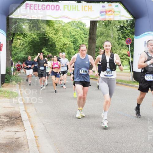 29.06.2025 - hella hamburg halbmarathon MichiJ http://msf.ph/oto/8342004 29.06.2025 10:40:16 Zwischen KM18-KM19 1151, 1258, 2208, 3952, 4029, 5378, 5907, 6481, 7896, 8273, 11217, 12321, 12379, 12875, 13032, 14791, 14805, 15446, 15643, 17773, 18729, 18901 meine-sportfotos.de