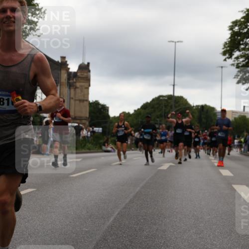 29.06.2025 - hella hamburg halbmarathon Yannick Fuchs http://msf.ph/oto/8342017 29.06.2025 10:52:14 20KM 1319, 1595, 1833, 2250, 2488, 2656, 2840, 2996, 3251, 3859, 4319, 4502, 4550, 4632, 4708, 4767, 5277, 5341, 5675, 5926, 6104, 6138, 6147, 6592, 7082, 7138, 7189, 7856, 8322, 8585, 9230, 9316, 10020, 10319, 10703, 10788, 11394, 11605, 11645, 11846, 12378, 12495, 12585, 12734, 12879, 13287, 13512, 13694, 13816, 13880, 14266, 14571, 14673, 15197, 15434, 15527, 16189, 16531, 17405, 17531, 17827, 18068, 18180, 18492, 18501, 18587, 18727, 18985 meine-sportfotos.de
