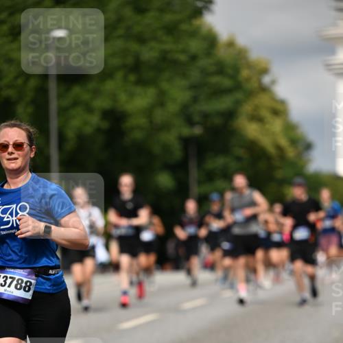 29.06.2025 - hella hamburg halbmarathon Dr. Thomas Lammeyer http://msf.ph/oto/8342030 29.06.2025 10:18:10 Kennedybrücke 1406, 2990, 3154, 3728, 3756, 3939, 4962, 5546, 5670, 5719, 6028, 6083, 6089, 7209, 7802, 7840, 7991, 8001, 8147, 8409, 9141, 9845, 10610, 11355 meine-sportfotos.de