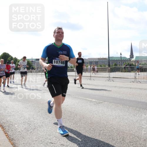 29.06.2025 - hella hamburg halbmarathon Lena Gebhardt http://msf.ph/oto/8342075 29.06.2025 10:00:43 Lombardsbrücke 11523, 13558, 1611, 10746, 18762, 1019, 1180, 1526, 1544, 1568, 1583, 1611, 1681, 2027, 2086, 2236, 2346, 2426, 2474, 2606, 2652, 2730, 2982, 3042, 3059, 3141, 3177, 3319, 3400, 3740, 3794, 3861, 3983, 4419, 4579, 4594, 4616, 4708, 4767, 4813, 4940, 4945, 5033, 5418, 5643, 5728, 5870, 6082, 6084, 6138, 6147, 6220, 6260, 6443, 6470, 6714, 6757, 7658, 7757, 7759, 7761, 8255, 8326, 8478, 8632, 8923, 9124, 9553, 9555, 9577, 10074, 10271, 10599 meine-sportfotos.de