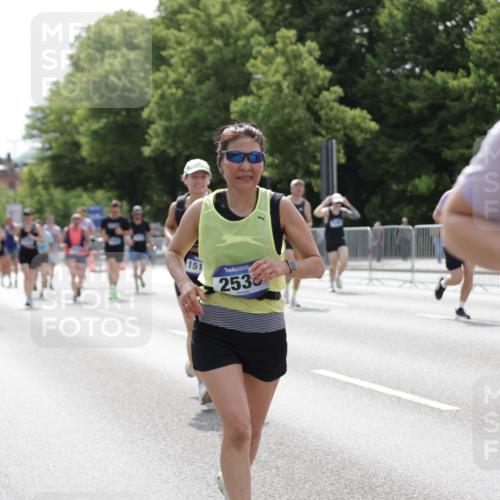 29.06.2025 - hella hamburg halbmarathon Jannik Wohlers http://msf.ph/oto/8342080 29.06.2025 10:42:19 Lombardsbrücke 1656, 1964, 1994, 2401, 2509, 2538, 2580, 2940, 2941, 3283, 3378, 3874, 4092, 4105, 4334, 4385, 4778, 5417, 6120, 6764, 7513, 8161, 8529, 10008, 10454, 10697, 11142, 11710, 12151, 12441, 13070, 13241, 13776, 14042, 14084, 14126, 14170, 14556, 14636, 14694, 14769, 15168, 15190, 15219, 15221, 15820, 15977, 16612, 16892 meine-sportfotos.de