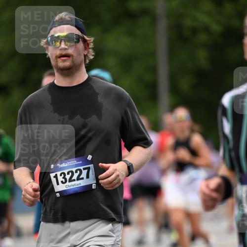 29.06.2025 - hella hamburg halbmarathon Dr. Thomas Lammeyer http://msf.ph/oto/8342082 29.06.2025 10:40:21 Kennedybrücke 1036, 1102, 1183, 1284, 1336, 1717, 2352, 2588, 3243, 3741, 3990, 4902, 4937, 5012, 5240, 5246, 5531, 6021, 6381, 6845, 6896, 7111, 7275, 7927, 8356, 8947, 9295, 10047, 10119, 10336, 10341, 10567, 11010, 11187, 11198 meine-sportfotos.de