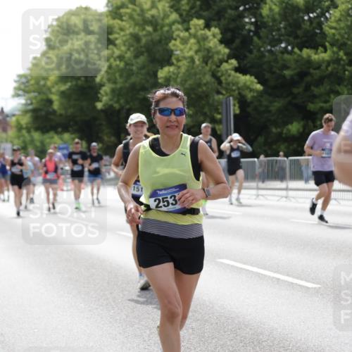 29.06.2025 - hella hamburg halbmarathon Jannik Wohlers http://msf.ph/oto/8342098 29.06.2025 10:42:19 Lombardsbrücke 1656, 1964, 1994, 2401, 2509, 2538, 2580, 2940, 2941, 3283, 3378, 3874, 4092, 4105, 4334, 4385, 4778, 5417, 6120, 6764, 7513, 8161, 8529, 10008, 10454, 10697, 11142, 11710, 12151, 12441, 13070, 13241, 13776, 14042, 14084, 14126, 14170, 14556, 14636, 14694, 14769, 15168, 15190, 15219, 15221, 15820, 15977, 16612, 16892 meine-sportfotos.de