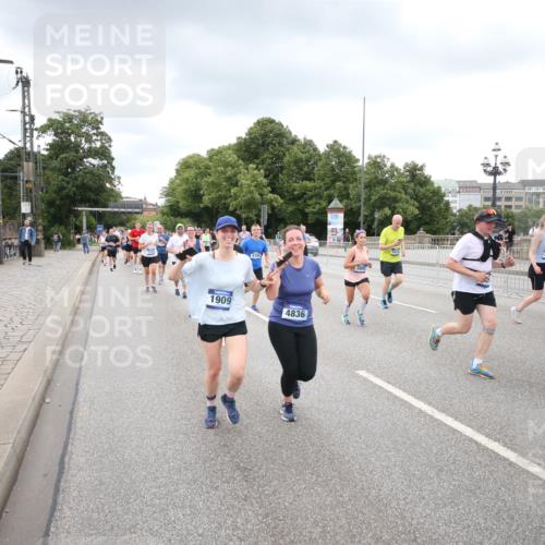 29.06.2025 - hella hamburg halbmarathon Jannik Wohlers http://msf.ph/oto/8342192 29.06.2025 10:55:45 Lombardsbrücke 1738, 1909, 2095, 2793, 3257, 3268, 4083, 4354, 4473, 4836, 5306, 5580, 5994, 6494, 6968, 7025, 7028, 7516, 7616, 8005, 8305, 8517, 9435, 9606, 9838, 10640, 10740, 10784, 10987, 11298, 11862, 11863, 12267, 12295, 12296, 12551, 13055, 13395, 13405, 13627, 13965, 14142, 14221, 14280, 14281, 15103, 15173, 15199, 15272, 15696, 15699, 16413, 16655, 16960, 17398, 17649, 17673, 18329, 18349, 19228 meine-sportfotos.de
