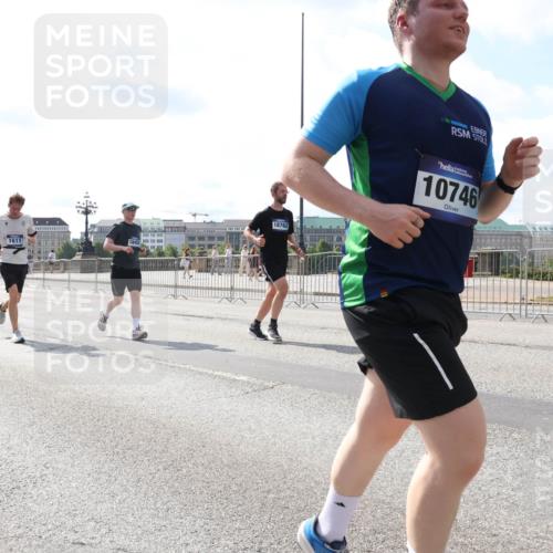 29.06.2025 - hella hamburg halbmarathon Lena Gebhardt http://msf.ph/oto/8342235 29.06.2025 10:00:43 Lombardsbrücke 1355, 1611, 1845, 18762, 10746, 1019, 1180, 1526, 1544, 1568, 1583, 1611, 1681, 2027, 2086, 2236, 2346, 2426, 2474, 2606, 2652, 2730, 2982, 3042, 3059, 3141, 3177, 3319, 3400, 3740, 3794, 3861, 3983, 4419, 4579, 4594, 4616, 4708, 4767, 4813, 4940, 4945, 5033, 5418, 5643, 5728, 5870, 6082, 6084, 6138, 6147, 6220, 6260, 6443, 6470, 6714, 6757, 7658, 7757, 7759, 7761, 8255, 8326, 8478, 8632, 8923, 9124, 9553, 9555, 9577, 10074, 10271, 10599 meine-sportfotos.de