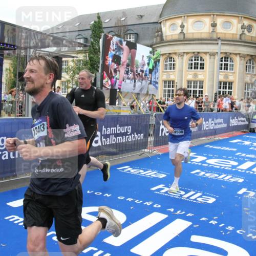 29.06.2025 - hella hamburg halbmarathon Michael Strokosch http://msf.ph/oto/8342286 29.06.2025 10:51:36 Ziel 1335, 5008, 7943, 10691, 13327, 13403, 17131, 19007 meine-sportfotos.de
