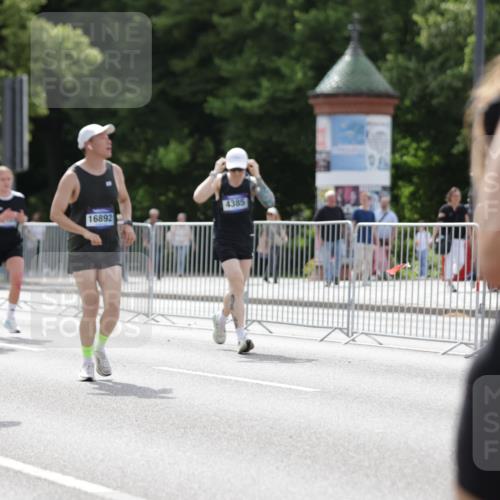 29.06.2025 - hella hamburg halbmarathon Jannik Wohlers http://msf.ph/oto/8342299 29.06.2025 10:42:21 Lombardsbrücke 1656, 1964, 1994, 2401, 2509, 2538, 2940, 2941, 3283, 3378, 3874, 4092, 4105, 4334, 4385, 4778, 5417, 6120, 6764, 7513, 8161, 8529, 10008, 10454, 10697, 11142, 11710, 12151, 12441, 13070, 13241, 13776, 14084, 14126, 14170, 14422, 14556, 14694, 15168, 15190, 15219, 15221, 15820, 15977, 16612, 16892 meine-sportfotos.de