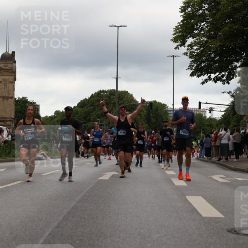 29.06.2025 - hella hamburg halbmarathon Yannick Fuchs http://msf.ph/oto/8342322 29.06.2025 10:52:15 20KM 1319, 1595, 1833, 2250, 2488, 2619, 2656, 2840, 2996, 3251, 3859, 4319, 4502, 4550, 4708, 4767, 5277, 5341, 5675, 5926, 6104, 6138, 6147, 6592, 7082, 7189, 7856, 8089, 8322, 8585, 9230, 9316, 10020, 10319, 10518, 10703, 10788, 11394, 11605, 11645, 11846, 12378, 12495, 12585, 12734, 12879, 13287, 13512, 13694, 13816, 13880, 14266, 14673, 15197, 15434, 15527, 16189, 16531, 17405, 17531, 17827, 18180, 18492, 18587, 18727, 18985 meine-sportfotos.de