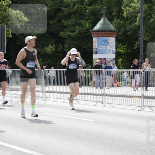 29.06.2025 - hella hamburg halbmarathon Jannik Wohlers http://msf.ph/oto/8342345 29.06.2025 10:42:21 Lombardsbrücke 1656, 1964, 1994, 2401, 2509, 2538, 2940, 2941, 3283, 3378, 3874, 4092, 4105, 4334, 4385, 4778, 5417, 6120, 6764, 7513, 8161, 8529, 10008, 10454, 10697, 11142, 11710, 12151, 12441, 13070, 13241, 13776, 14084, 14126, 14170, 14422, 14556, 14694, 15168, 15190, 15219, 15221, 15820, 15977, 16612, 16892 meine-sportfotos.de