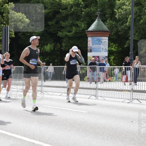29.06.2025 - hella hamburg halbmarathon Jannik Wohlers http://msf.ph/oto/8342390 29.06.2025 10:42:21 Lombardsbrücke 1656, 1964, 1994, 2401, 2509, 2538, 2940, 2941, 3283, 3378, 3874, 4092, 4105, 4334, 4385, 4778, 5417, 6120, 6764, 7513, 8161, 8529, 10008, 10454, 10697, 11142, 11710, 12151, 12441, 13070, 13241, 13776, 14084, 14126, 14170, 14422, 14556, 14694, 15168, 15190, 15219, 15221, 15820, 15977, 16612, 16892 meine-sportfotos.de