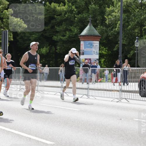 29.06.2025 - hella hamburg halbmarathon Jannik Wohlers http://msf.ph/oto/8342462 29.06.2025 10:42:21 Lombardsbrücke 1656, 1964, 1994, 2401, 2509, 2538, 2940, 2941, 3283, 3378, 3874, 4092, 4105, 4334, 4385, 4778, 5417, 6120, 6764, 7513, 8161, 8529, 10008, 10454, 10697, 11142, 11710, 12151, 12441, 13070, 13241, 13776, 14084, 14126, 14170, 14422, 14556, 14694, 15168, 15190, 15219, 15221, 15820, 15977, 16612, 16892 meine-sportfotos.de