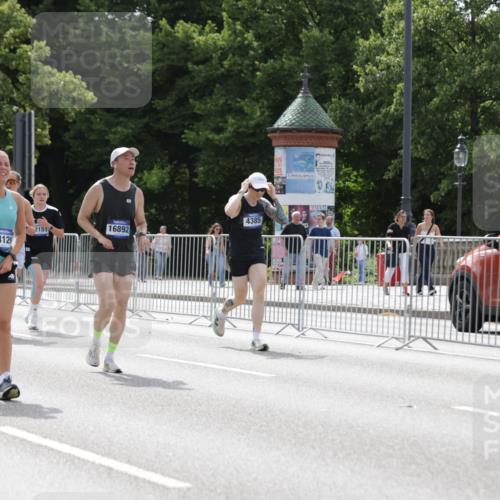29.06.2025 - hella hamburg halbmarathon Jannik Wohlers http://msf.ph/oto/8342470 29.06.2025 10:42:21 Lombardsbrücke 1656, 1964, 1994, 2401, 2509, 2538, 2940, 2941, 3283, 3378, 3874, 4092, 4105, 4334, 4385, 4778, 5417, 6120, 6764, 7513, 8161, 8529, 10008, 10454, 10697, 11142, 11710, 12151, 12441, 13070, 13241, 13776, 14084, 14126, 14170, 14422, 14556, 14694, 15168, 15190, 15219, 15221, 15820, 15977, 16612, 16892 meine-sportfotos.de