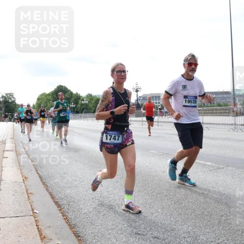 29.06.2025 - hella hamburg halbmarathon Lena Gebhardt http://msf.ph/oto/8342472 29.06.2025 10:13:28 Lombardsbrücke 7460, 1747, 19035, 1007, 1747, 1859, 2055, 2359, 2721, 2904, 2961, 2987, 3218, 3360, 3728, 3729, 4187, 4795, 4950, 5232, 5546, 5631, 6026, 6489, 6717, 6724, 7346, 7446, 7447, 7460, 7873, 7913, 8279, 8398, 8405, 8913, 9128, 9141, 9527, 9612, 9631, 10977, 12313, 12492, 12797, 12928, 12929, 13331, 13928, 15663, 15922, 16030, 16255, 16437, 16491, 17472, 17474, 17699, 17988, 18048, 18222, 18231, 18320, 18732 meine-sportfotos.de