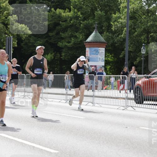 29.06.2025 - hella hamburg halbmarathon Jannik Wohlers http://msf.ph/oto/8342481 29.06.2025 10:42:21 Lombardsbrücke 1656, 1964, 1994, 2401, 2509, 2538, 2940, 2941, 3283, 3378, 3874, 4092, 4105, 4334, 4385, 4778, 5417, 6120, 6764, 7513, 8161, 8529, 10008, 10454, 10697, 11142, 11710, 12151, 12441, 13070, 13241, 13776, 14084, 14126, 14170, 14422, 14556, 14694, 15168, 15190, 15219, 15221, 15820, 15977, 16612, 16892 meine-sportfotos.de