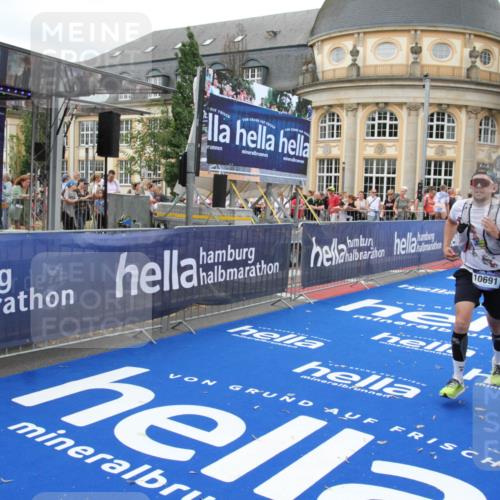 29.06.2025 - hella hamburg halbmarathon Michael Strokosch http://msf.ph/oto/8342492 29.06.2025 10:51:38 Ziel 1335, 5008, 10691, 13327, 13403, 14012, 19007, 19020 meine-sportfotos.de