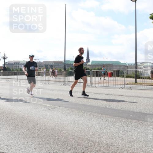29.06.2025 - hella hamburg halbmarathon Lena Gebhardt http://msf.ph/oto/8342594 29.06.2025 10:00:44 Lombardsbrücke 1611, 18450, 13556, 1019, 1180, 1526, 1544, 1568, 1583, 1611, 1681, 1726, 2027, 2086, 2236, 2346, 2426, 2474, 2606, 2652, 2730, 2982, 3042, 3059, 3141, 3177, 3319, 3400, 3740, 3794, 3861, 3983, 4419, 4579, 4594, 4616, 4708, 4767, 4813, 4940, 4945, 5033, 5418, 5643, 5728, 5870, 6082, 6084, 6138, 6147, 6220, 6260, 6443, 6470, 6531, 6714, 6757, 7658, 7757, 7759, 7761, 8255, 8326, 8478, 8632, 8923, 9124, 9553, 9555, 9577, 10074, 10271, 10599 meine-sportfotos.de
