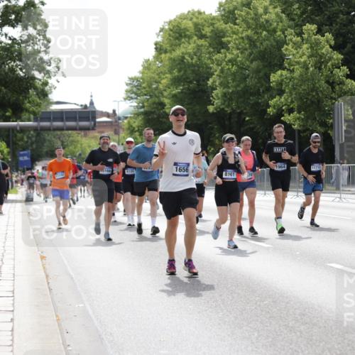 29.06.2025 - hella hamburg halbmarathon Jannik Wohlers http://msf.ph/oto/8342610 29.06.2025 10:42:23 Lombardsbrücke 1656, 1964, 2401, 2450, 2509, 2940, 2941, 3283, 3378, 4092, 4105, 4334, 4385, 5417, 6120, 6764, 7513, 8161, 8529, 9378, 10008, 10454, 10697, 11142, 11710, 12151, 12441, 13070, 13241, 13776, 14126, 14170, 14422, 14556, 14694, 15168, 15190, 15219, 15221, 15820, 16279, 16612, 16892, 17037 meine-sportfotos.de