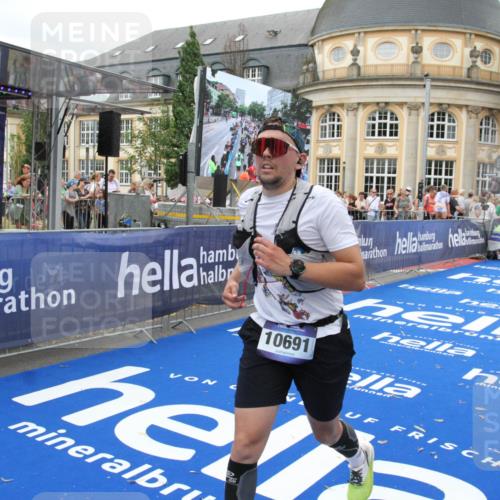 29.06.2025 - hella hamburg halbmarathon Michael Strokosch http://msf.ph/oto/8342617 29.06.2025 10:51:39 Ziel 1335, 5008, 10691, 13327, 14012, 14458, 19007, 19020 meine-sportfotos.de