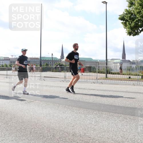 29.06.2025 - hella hamburg halbmarathon Lena Gebhardt http://msf.ph/oto/8342638 29.06.2025 10:00:44 Lombardsbrücke 1611, 1845, 18762, 1019, 1180, 1526, 1544, 1568, 1583, 1611, 1681, 1726, 2027, 2086, 2236, 2346, 2426, 2474, 2606, 2652, 2730, 2982, 3042, 3059, 3141, 3177, 3319, 3400, 3740, 3794, 3861, 3983, 4419, 4579, 4594, 4616, 4708, 4767, 4813, 4940, 4945, 5033, 5418, 5643, 5728, 5870, 6082, 6084, 6138, 6147, 6220, 6260, 6443, 6470, 6531, 6714, 6757, 7658, 7757, 7759, 7761, 8255, 8326, 8478, 8632, 8923, 9124, 9553, 9555, 9577, 10074, 10271, 10599 meine-sportfotos.de